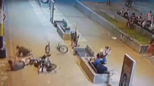 Ciclista es atropellado por motociclista en la plaza de Luque