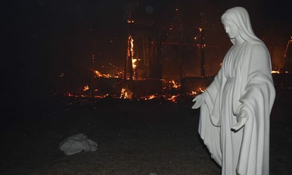 ¡Increíble! En el incendio que arrasó con la casa de Jorge Moliniers, la estatua de la Virgen María quedó intacta