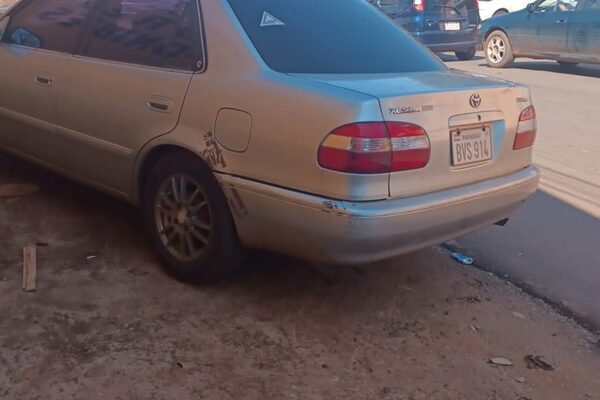Roban automóvil en plena tarde