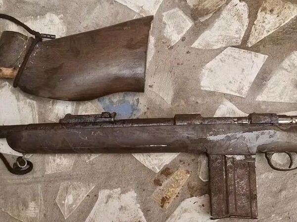 Encuentran un fusil enterrado en la cacerolita de Tacumbú