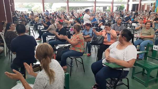 Capiatá: ante retraso en el inicio del examen, docentes protestaron - Nacionales - ABC Color