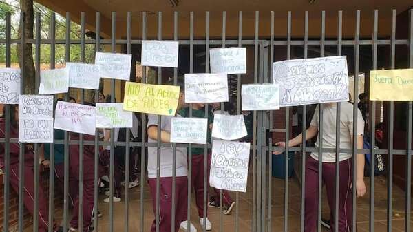 Alumnos y docentes piden intervención del Centro Regional de Educación de CDE - ABC en el Este - ABC Color