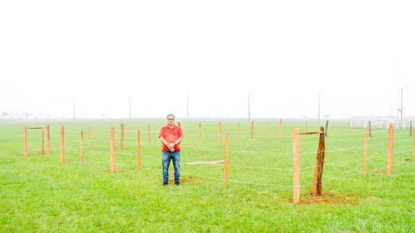 Propietario cerca terreno en la costanera de Encarnación en protesta a falta de respuesta de Yacyretá