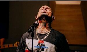 Cantante de “Ke Personajes” contó detalles de un terrible accidente previo a un show