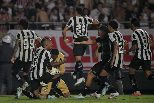 Botafogo fulmina a São Paulo en los penales y vuelve a unas semis 51 años después - Fútbol Internacional - ABC Color