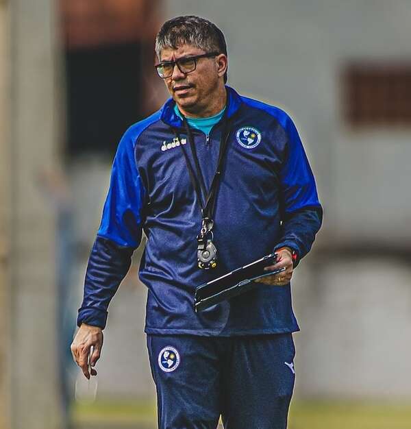 Calculadora en mano en Sol de América - Fútbol - ABC Color