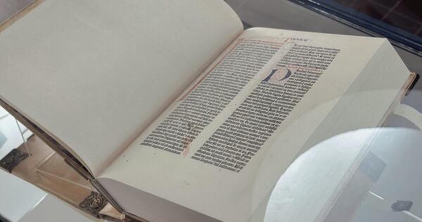 Diario HOY | Biblioteca Nacional se convierte en la única de Sudamérica en tener la Biblia de Gutenberg