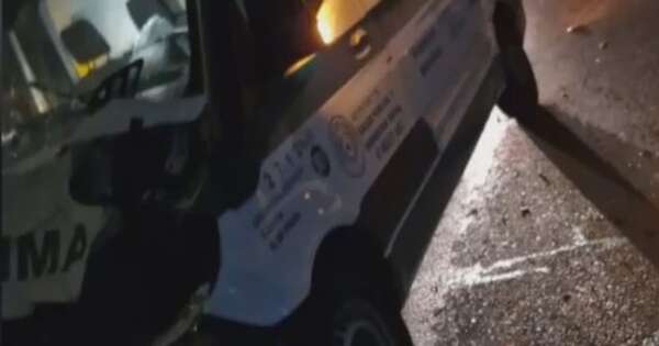 La Nación / Motociclista embistió frontalmente contra una ambulancia y murió