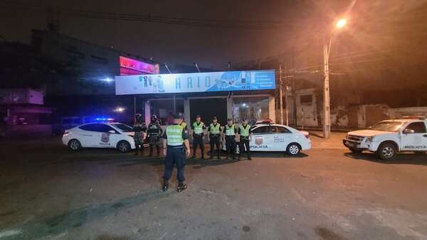 Policía incursiona en el Mercado 4 ante denuncias de asaltos - Policiales - ABC Color