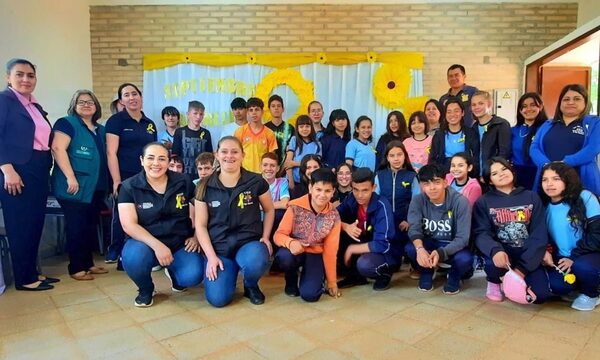 Alumnos y docentes de Juan León Mallorquín participan en la tercera réplica de capacitación en metodología «Familia Saludable»