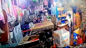 Motochorros asaltan casa comercial y llevan más de G. 20 millones y celulares - La Clave