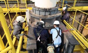 Realizan mantenimiento al servomotor de la compuerta de servicio de la U03 de ITAIPU