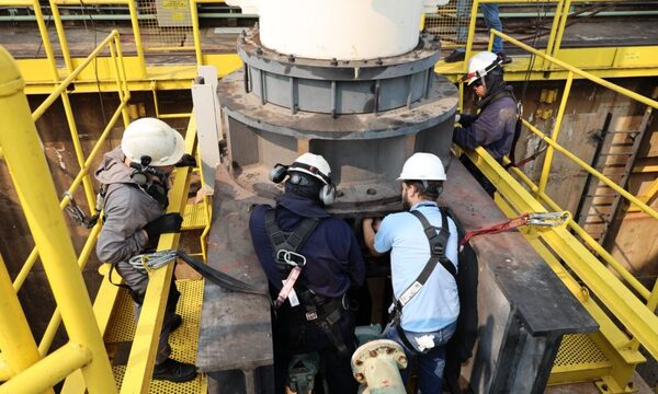 Realizan mantenimiento al servomotor de la compuerta de servicio de la U03 de ITAIPU