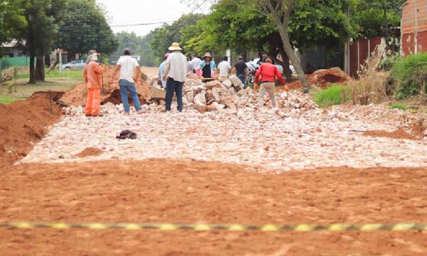 Más de 3.000 metros lineales de empedrado en plena ejecución en Coronel Oviedo – Prensa 5