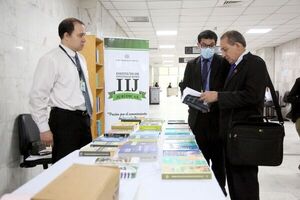 Feria de libros y capacitación de bases de datos en Asunción
