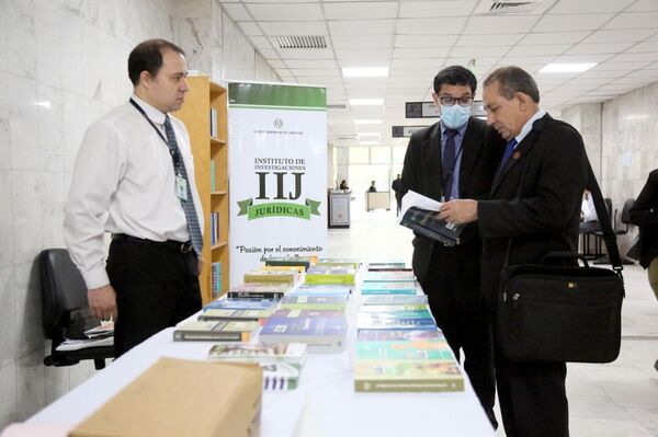 Feria de libros y capacitación de bases de datos en Asunción