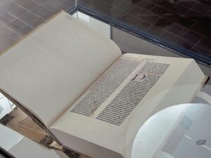 Biblioteca recibe réplica de la Biblia de Gutenberg, primer libro impreso de la historia - La Clave