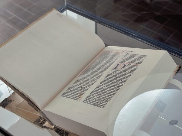 Biblioteca recibe réplica de la Biblia de Gutenberg, primer libro impreso de la historia - La Clave