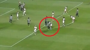 Video: Festejó penal errado en la Libertadores abrazándole a su contrario
