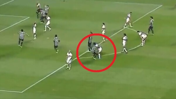 Video: Festejó penal errado en la Libertadores abrazándole a su contrario