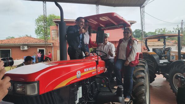 La Municipalidad de Belén recibe tractor agrícola para productores