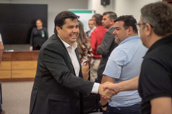 EBY renueva contrato colectivo con 16 sindicatos y tres federaciones - Economía - ABC Color