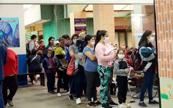 Salud cero: pacientes esperan más de 12 horas y duermen en el piso para sacar turnos en Hospital de Luque - Nacionales - ABC Color