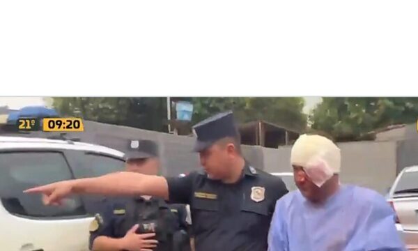 (VIDEO)Con bata y todo detuvieron a delincuente en un hospital