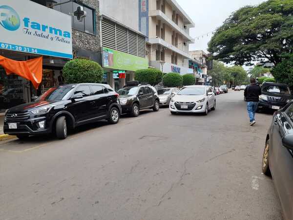 Encarnación: Posponen prohibición de estacionar a la derecha en el microcentro tras reunión con comerciantes