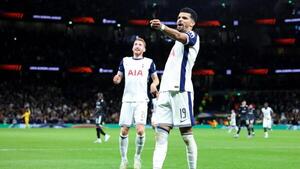 Tottenham sobrevive a expulsión y suma sus primeros tres puntos