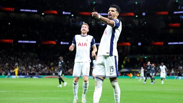 Tottenham sobrevive a expulsión y suma sus primeros tres puntos