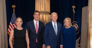 Santi consigue la foto con Biden y condiciona al cartismo