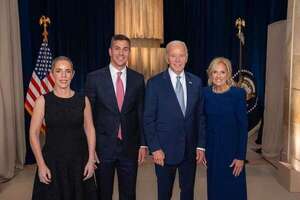 Santiago Peña posa con Joe Biden en Nueva York - Política - ABC Color