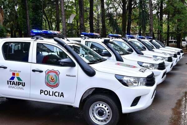 Entregan 20 patrulleras en Alto Paraná, que según Riera son “naves espaciales” - Nacionales - ABC Color