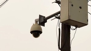 Riera promete instalar cámaras donadas y olvidadas en depósito