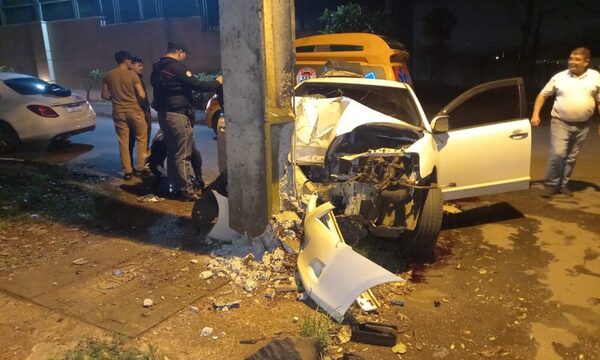 Vehículo choca contra columna