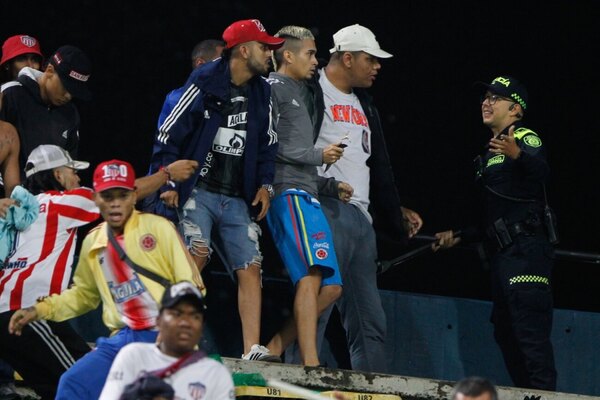 Versus / ¡Salvajismo total! Las imágenes que avergüenzan al fútbol colombiano