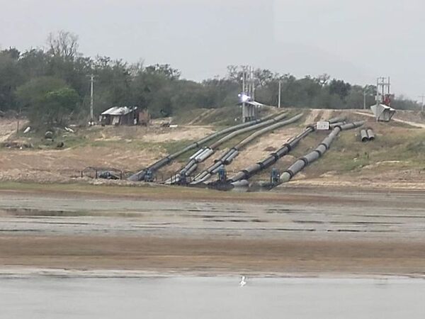 Drenan el río Paraguay hasta la última gota