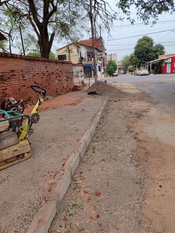 Asunción: con pollada, vecinos compran materiales de construcción y logran arreglo municipal de calle Grecia - Nacionales - ABC Color