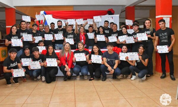 Culmina curso de peluquero y barbero en Minga Guazú