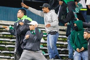 Versus / Una veintena de heridos por batalla a cuchillo en estadio de Medellín
