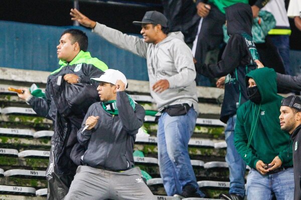 Versus / Una veintena de heridos por batalla a cuchillo en estadio de Medellín