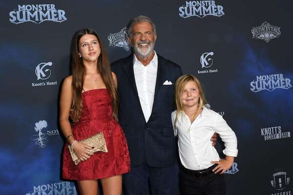 Mel Gibson pasó con dos de sus nueve hijos por la alfombra roja de “Monster Summer” - Gente - ABC Color