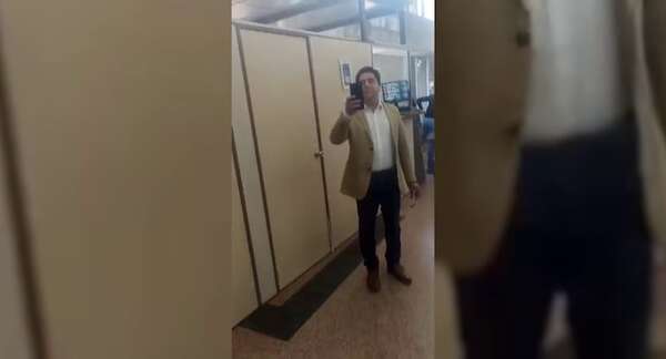 Limpio: escrachan a concejal colorado denunciado por seguir cobrando salario del IPS - Política - ABC Color