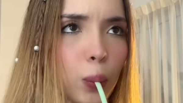 Influencer venezolana muestra cómo se hace el tereré paraguayo.. ¿con naranja?