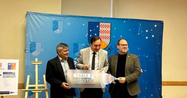 Firman compromiso para construir el primer cable de fibra óptica entre Chile y la Antártica - La Clave