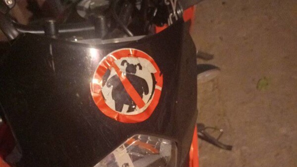Moto Bolt usan calcomanias "antigordos" para espantar a pasajeros con sobrepeso