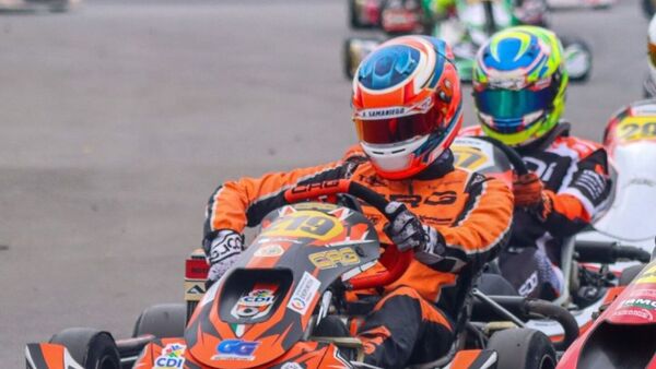 Paraguayos corren en fecha de karting