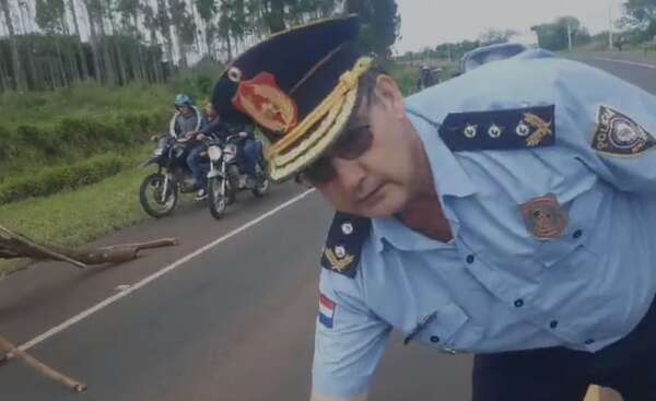 Video: identifican a comisario que agredió a indígenas y a un perro en Caaguazú - Policiales - ABC Color