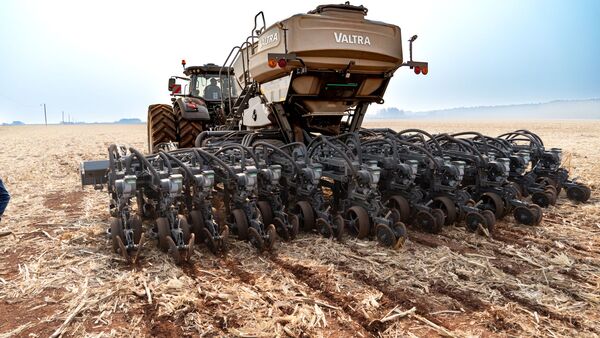 Grupo Rieder fortalece vínculos con los productores a través del Valtra Demo Tour en distintas regiones